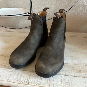 Blundstone high top boots. Size 9.